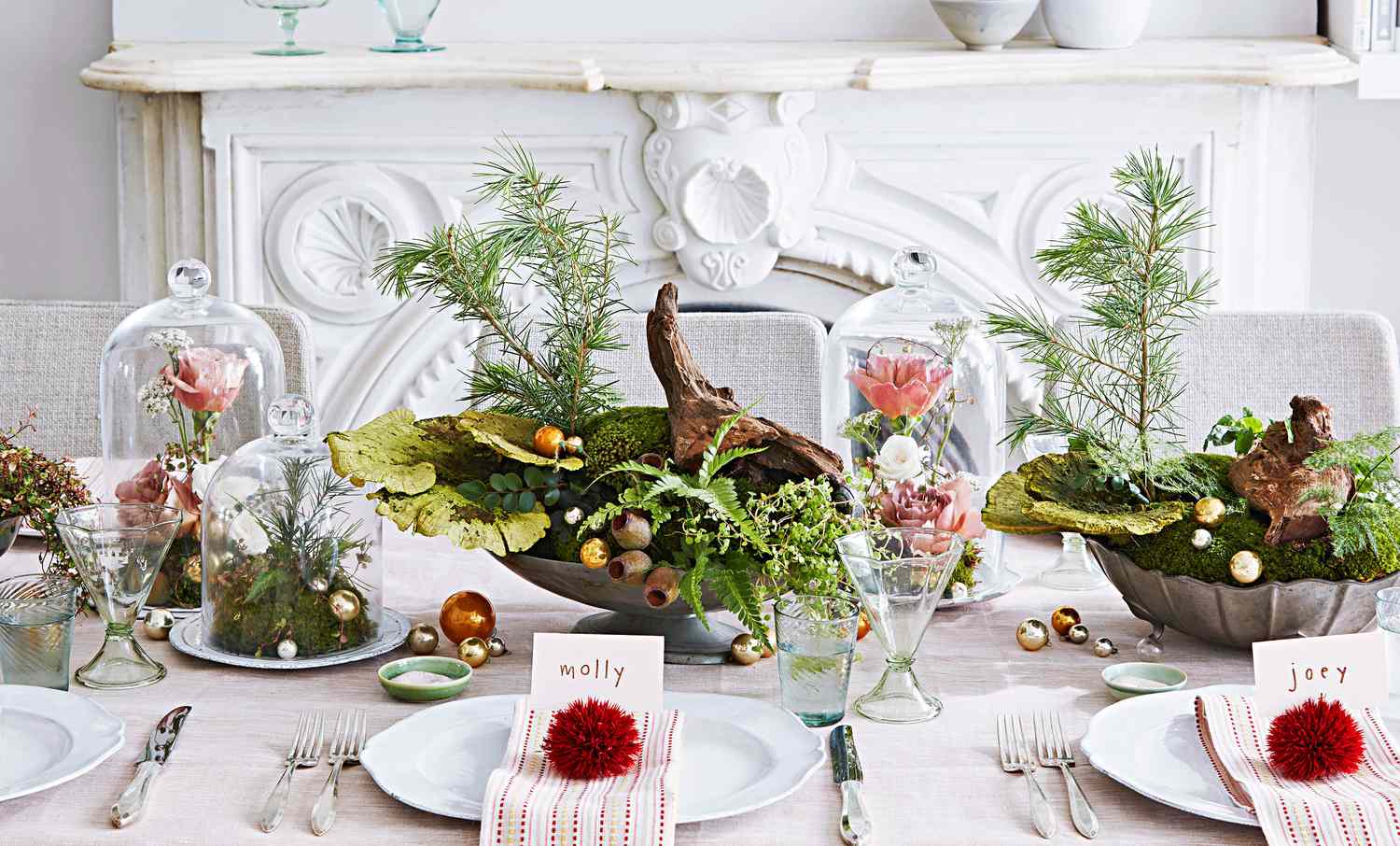 13 Christmas Desk Setting Ideas That Will Enchant Your Guests